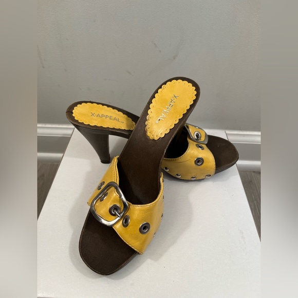 Beautiful Yellow Heels Size 7 - Picture 1 of 7